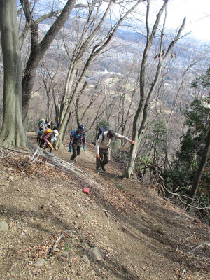 上から見下ろす急登　かなりの高度感を感じる急勾配であるのが分かる　過去には道迷いで尾根をはずしてしまった単独行男性が滑落した事故も起こっている