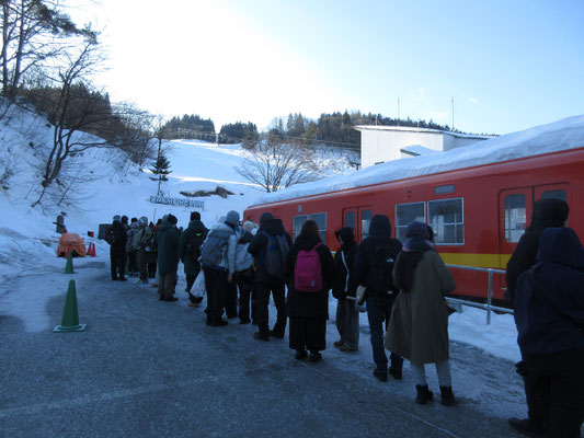 ぐるりと回り込んで、生態保存されている車両(東武鉄道の古い車両)の脇の最後尾に並ぶ