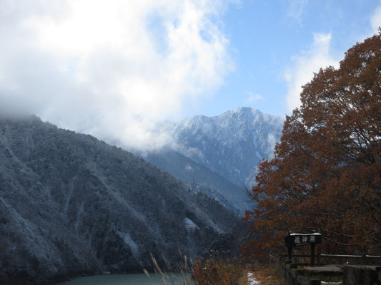 空が晴れてくると、奥の山が見えてきて迫力満点