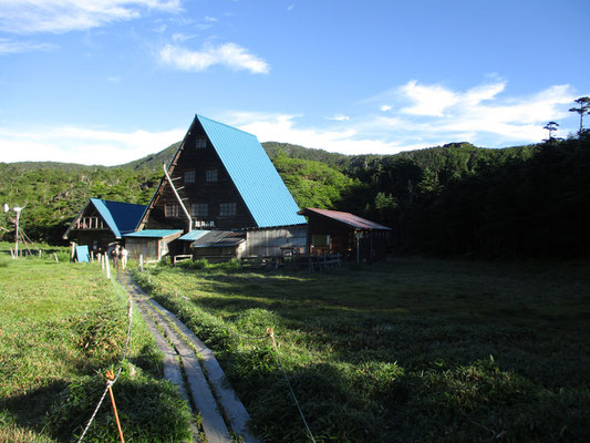 お世話になった小屋をあとに、これから一気の急登