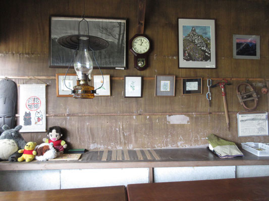 小屋のなか　古い小屋だが、とてもきれいに丁寧に維持管理されている　ここは手描きの植物画コーナー