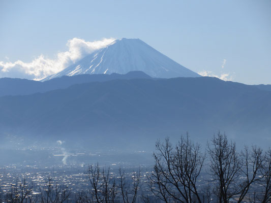 正面にはドーンと富士山 この頃はまだ雲がかかり始めてはいるが山容が全部見えた