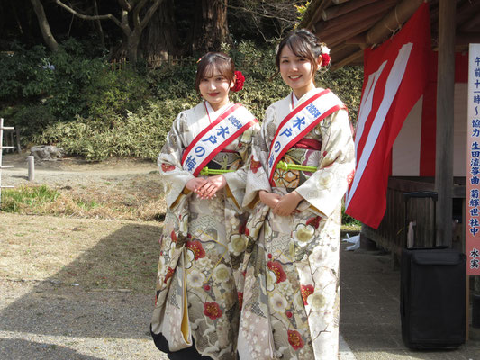 梅まつり会場にて6　なんと華やかな！　梅大使のお二人（今は梅娘とは云わない…）