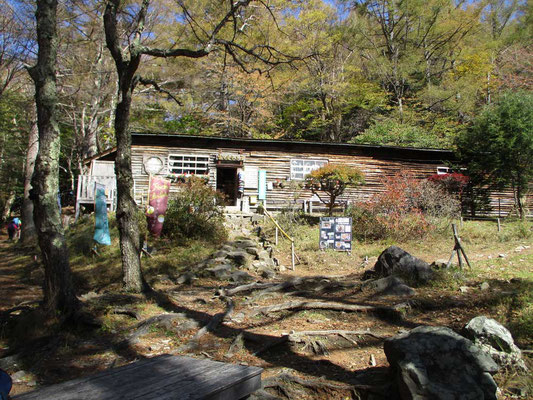 途中にある富士見平小屋　大昔素泊まりしたことがありますが、今では食事提供もあるようです