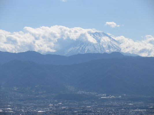 富士山は煙っています