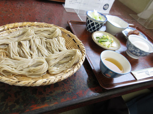 そんなこんなで山道をグルグル走り回ってたどり着いた戸隠の本場蕎麦　大変美味でした