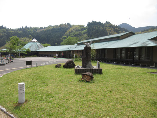 温泉専用のシャトルバスも運行されていて、地元のお年寄りの憩いの場となっていた　ここで瀬戸谷界隈のお茶も求めて、いい湯に浸かり、静岡三昧の旅でした