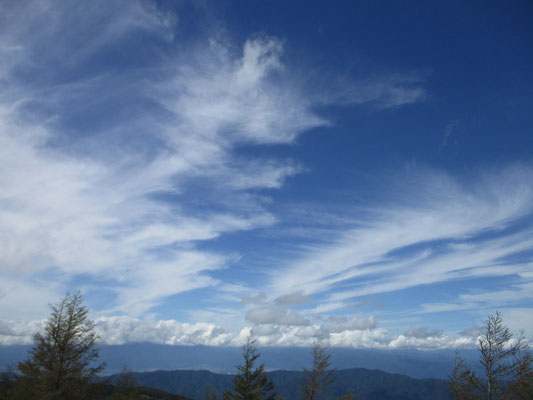 秋の空が広がる入笠山山頂