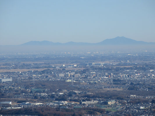 少し右に目を転じると筑波山がきれいに見える　が、筑波山の裾野は薄っすらと黒ずんでいる＝都会の排ガスなどで汚染された大気の色