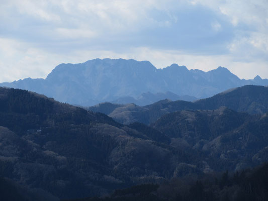 久しぶりに近くから見た両神山　こんなにギザギザだったか！