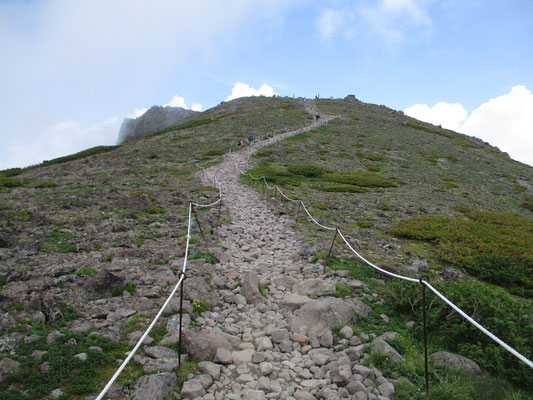 黒岳山頂　このガレた登山道脇にはコマクサなどガレ場の花々がたくさん咲いていました