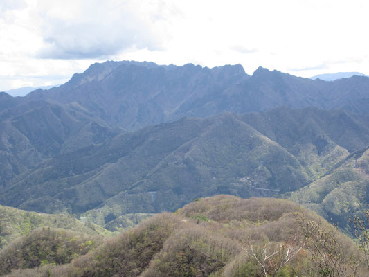 山頂からの眺め4　名峰 両神山のギザギザが見える