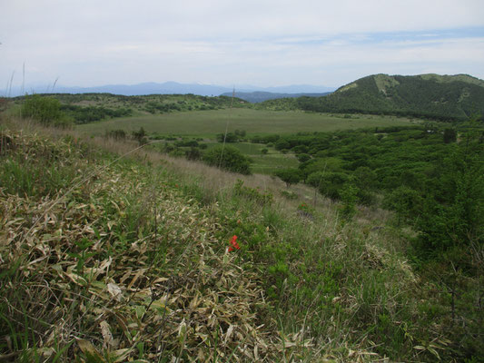 物見石に向かい随分と登ってきた　振り返ると八島湿原も足下に