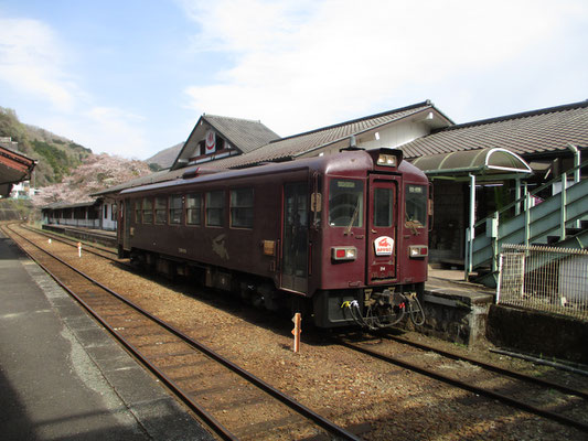 やってきた車両は、近くで見るとかなりネンキが入っているというか、お疲れ様という感じ　でもカッコいい！