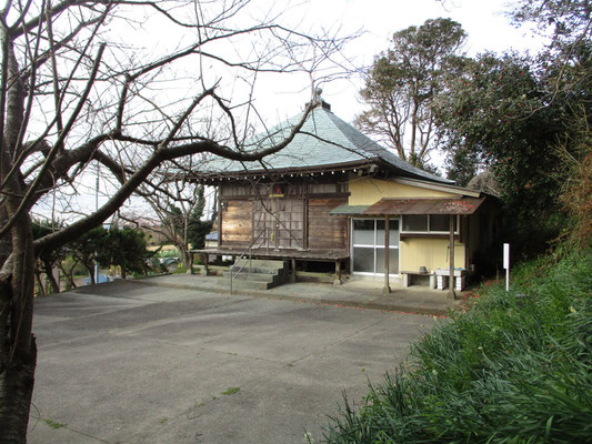 青木観音堂の脇から入る登山道