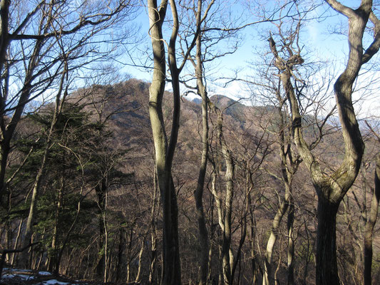 振り返ると格好のいい華厳山　その奥には経ヶ岳