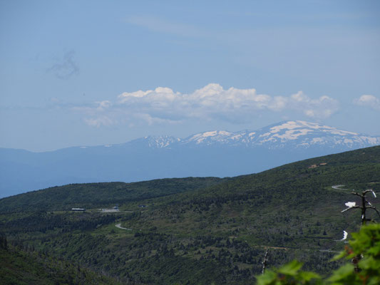 お弁当を食べたら下山　元の道を戻る　反対の景色にはたっぷり残雪の月山が見えた