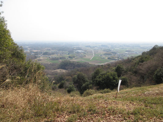 途中のハングライダーの基地　眺めがいいが、黄砂のせいで向こうは何も見えない