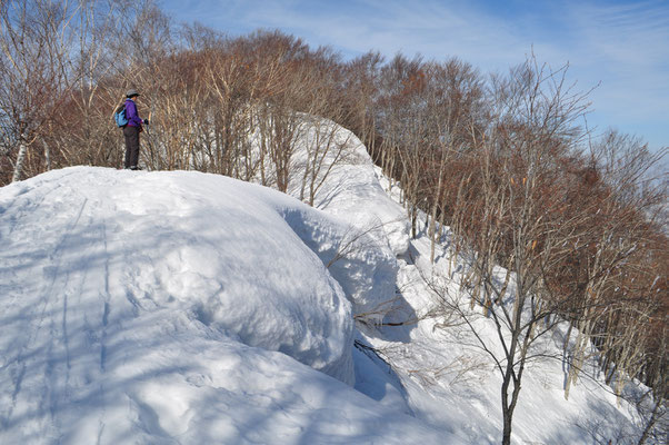 雪庇が張り出し垂れ下がっている