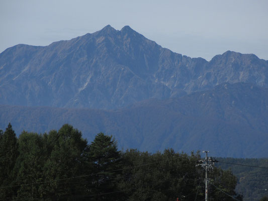 小川村の風景13　文句なしにかっこいい鹿島槍ヶ岳　猫の耳のようなまさに双耳峰が鮮やか　ちょっと皮肉だったが、片付けの翌日のこの日が一番の眺望だった　が、そのおかげで欲求不満のようにたまっていたスケッチが思う存分できた