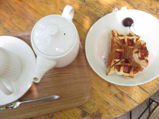 ピザに加えおいしいお茶と手作りワッフルまで頂くことに！