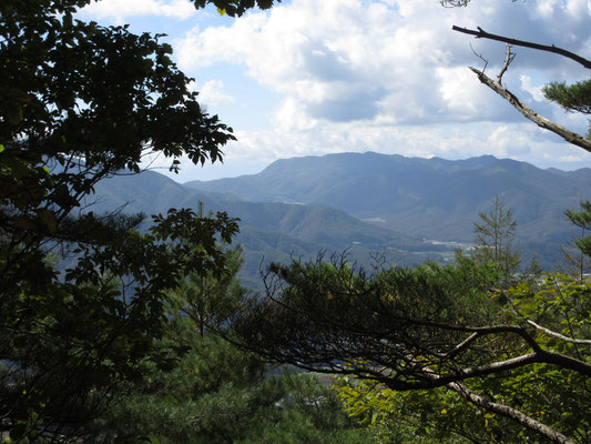 途中の稜線からの景色　山の名前は不明