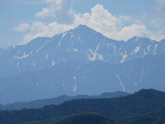 この位置からだと、鹿島槍ヶ岳の双耳峰が小さく重なって見える