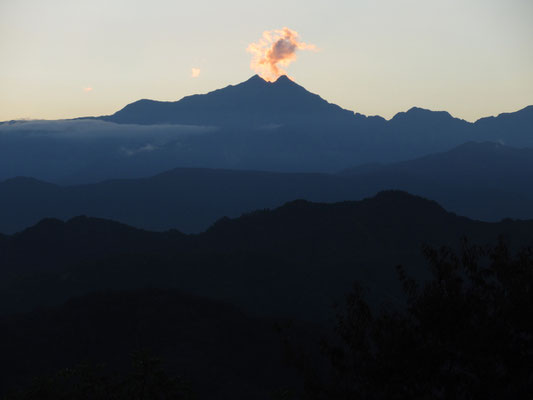 その翌日に見た夕方の山並み1　ホーっと息を吐いた鹿島槍ヶ岳