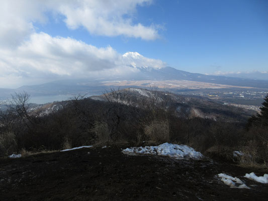 そして飛び出した山頂　目の前には富士山　始め見えていたのが雲に隠れ、再び顔を見せだした