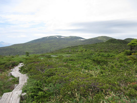 さて、こちらは山形側に向かって“戻り縦走”を開始！