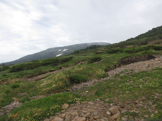 それ以降は、スッキリと晴れることはなかったがまずまずの眺め　西吾妻山の方が見える