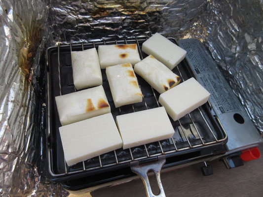 お待ちかねのお餅焼き　鍋奉行ならぬ、餅焼き奉行となる