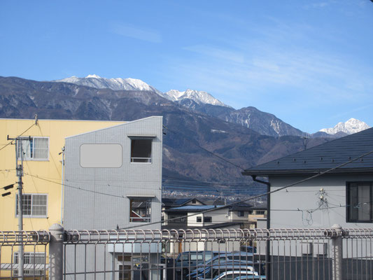 往きの車中からは「勝沼ぶどう郷」辺りから南部の南ア・悪沢岳や赤石岳が見え、次第に白峰三山も見えてきた　写真は雪化粧した鳳凰三山　右端が甲斐駒ヶ岳