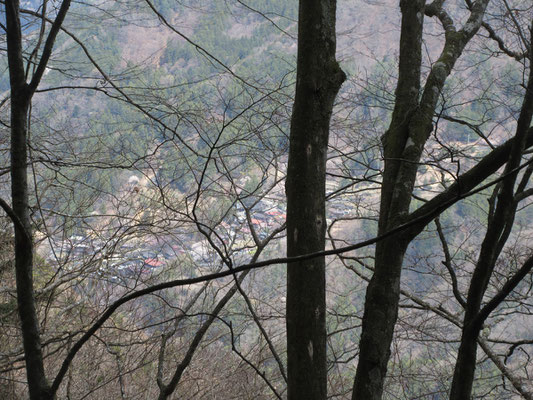 赤沢宿が見下ろせる所まで来た　身延山と七面山を結ぶ参道の宿場町として賑わった