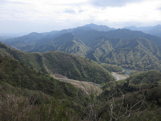 午前中の霧がようやく晴れてきて、展望がよくなる　姿の美しい大山が見えた