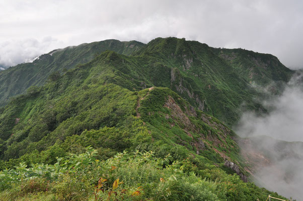 早朝の縦走路　三国小屋から　福島側はガレた厳しいアップダウンが続く