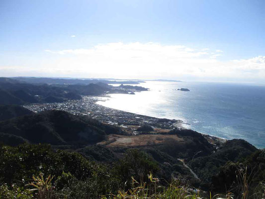 冬の斜光で輝く房総半島　保田の湾