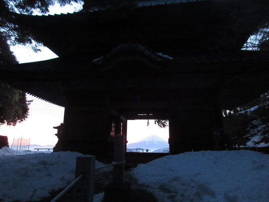 あっ！門構えの中に富士山が見える！