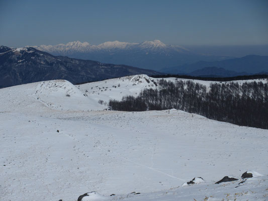 こちらは霧ヶ峰の北の耳と南の耳を前景に妙高・火打