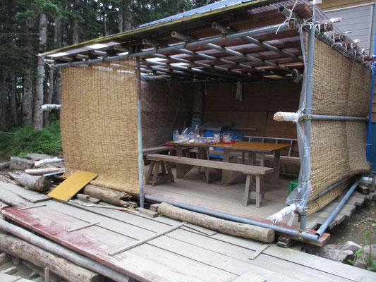 これが三伏峠小屋の自炊室（室？）　翌朝はけっこう雨の影響が・・・