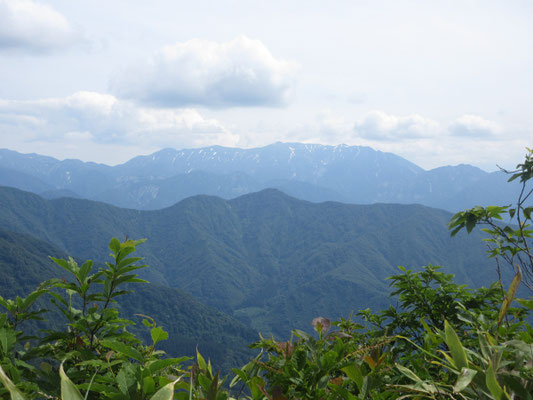 下山の時には雲も取れてスッキリと見えた巻機山