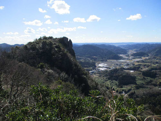 伊予ヶ岳も南、北に山頂がある双耳峰です　南側から見た切り立った岩の北峰