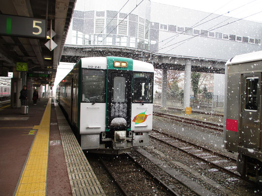 新庄駅に到着すると雪が激しく舞っています　これから陸羽東線 通称「湯けむりライン」に乗り換え新幹線駅と接続する古川に向かいます