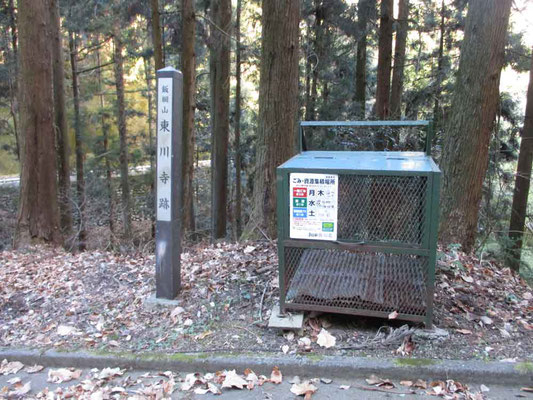 機能しているのか…？ゴミ用のカゴ　しかし万一ここまで捨てに来るだけでも一仕事だし収集車も同様