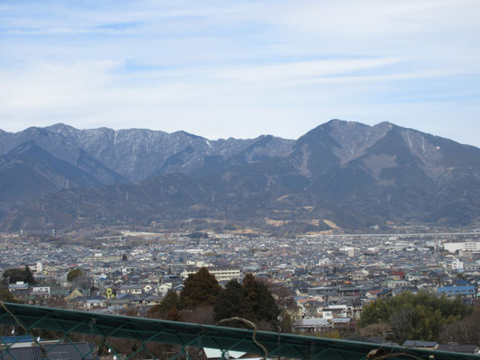 大山の左手に続くのは表尾根の稜線 右手から二ノ塔・三ノ塔・烏尾山・行者ノ頭を越えて新大日_木ノ又ノ頭で塔ノ岳へ