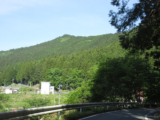 学校を後にして登山口に向かいながら、村内を歩く　見える山は御園富士と呼ばれる山