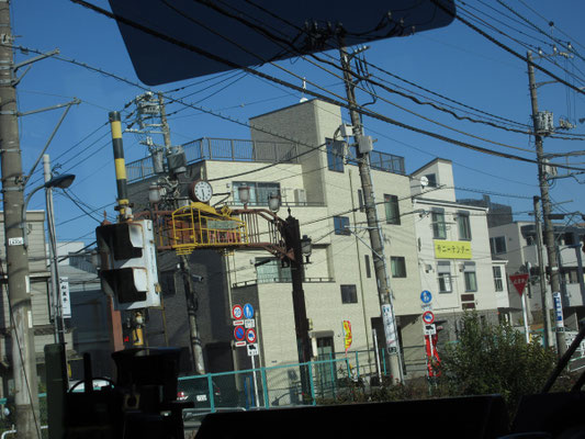 ふと見れば、商店街のアーケード入り口看板が…