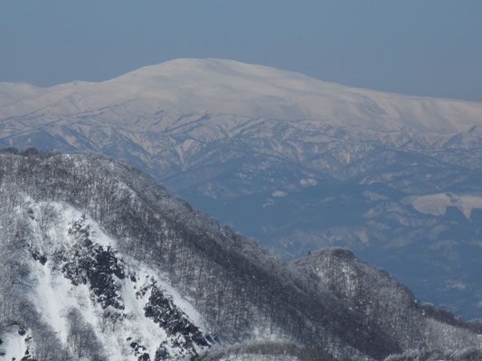 大きくした月山　ハンパない雪量