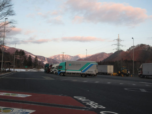 東北自動車道のPAで仮眠を取りながら北上 早朝、「Daily」の入っている安積PAにておにぎり朝食をとり出発