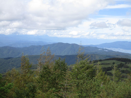 近くに見える守屋山　その後ろの雲の連なりのなかには北アルプスがあるはず